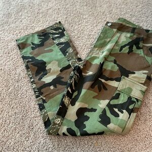 Women’s Fatigue Pants

Size 2XL